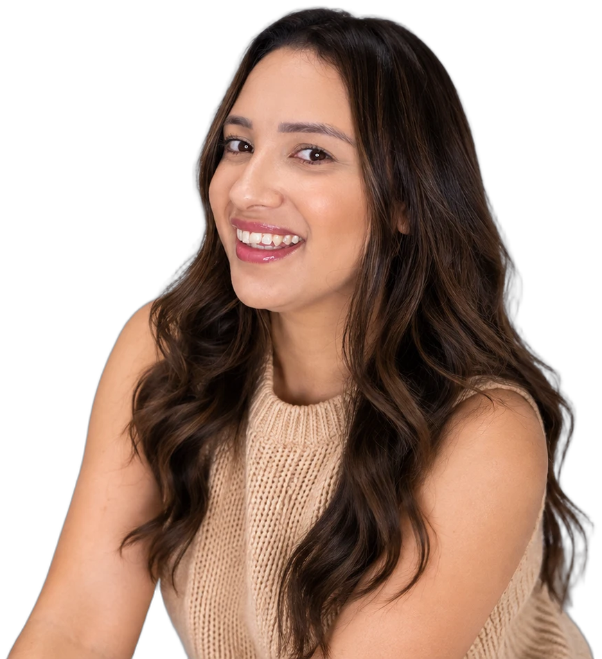 Mari Bonetto sorrindo, de cabelo longo ondulado e blusa de tricô bege